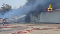 Deposito in fiamme nel Crotonese, trenta vigili del fuoco al lavoro