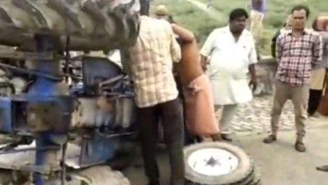 जयपुर: श्रद्धालुओं से भरी ट्रैक्टर-ट्राली पलटी, हादसे के बाद मची चीख-पुकार