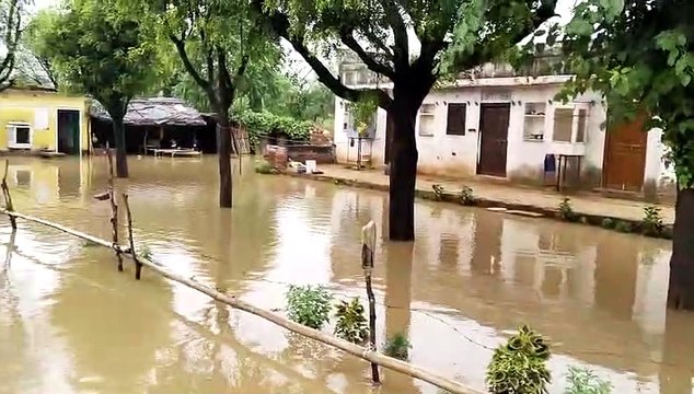 दौसा. भारी बरसात से हुआ जलभराव, कई कच्चे घर हुए धराशायी