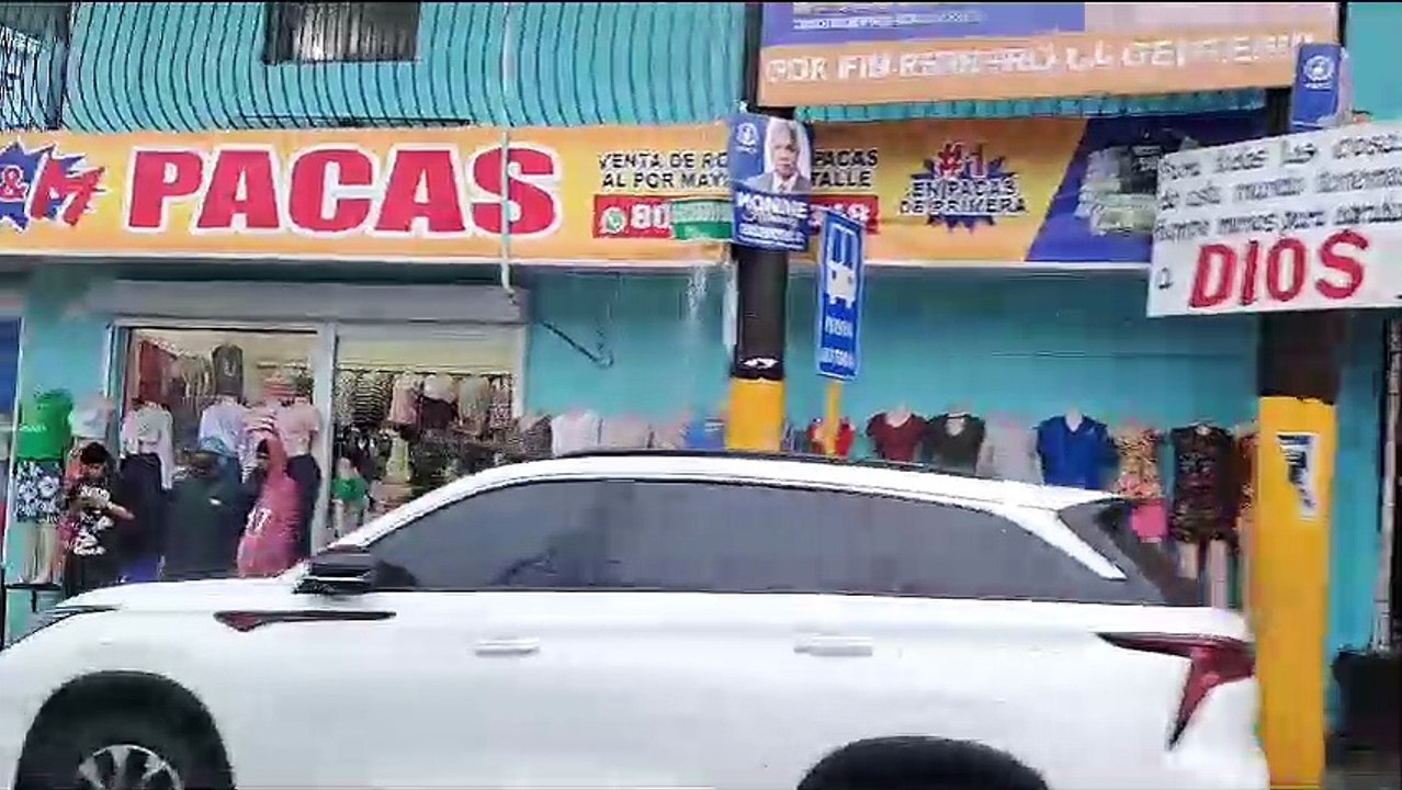 Negocio de pacas abierto durante tormenta Franklin