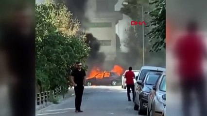 Une voiture garée brûlée à Büyükçekmece est devenue inutilisable