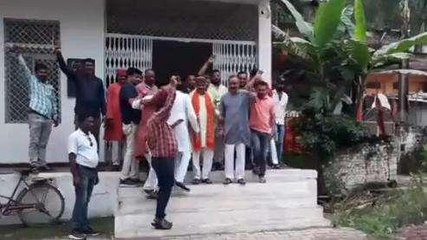 छतरपुर: चंद्रयान की सफल लैंडिंग पर मना जश्न, आतिशबाजी कर बांटी मिठाइयां