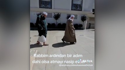 Cemaat üyeleri, Menzil şeyhlerinden Muhammed Fettah Elhüseyni’nin geçtiği yerlere basmak için, birbiriyle yarıştı