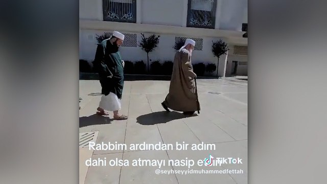 Cemaat üyeleri, Menzil şeyhlerinden Muhammed Fettah Elhüseyni’nin geçtiği yerlere basmak için, birbiriyle yarıştı