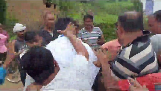video story- भू माफिया की प्रताडऩा से तंग आकर हुई अधेड़ की मौत, गुस्साए लोगों ने पटवारी को पीटा
