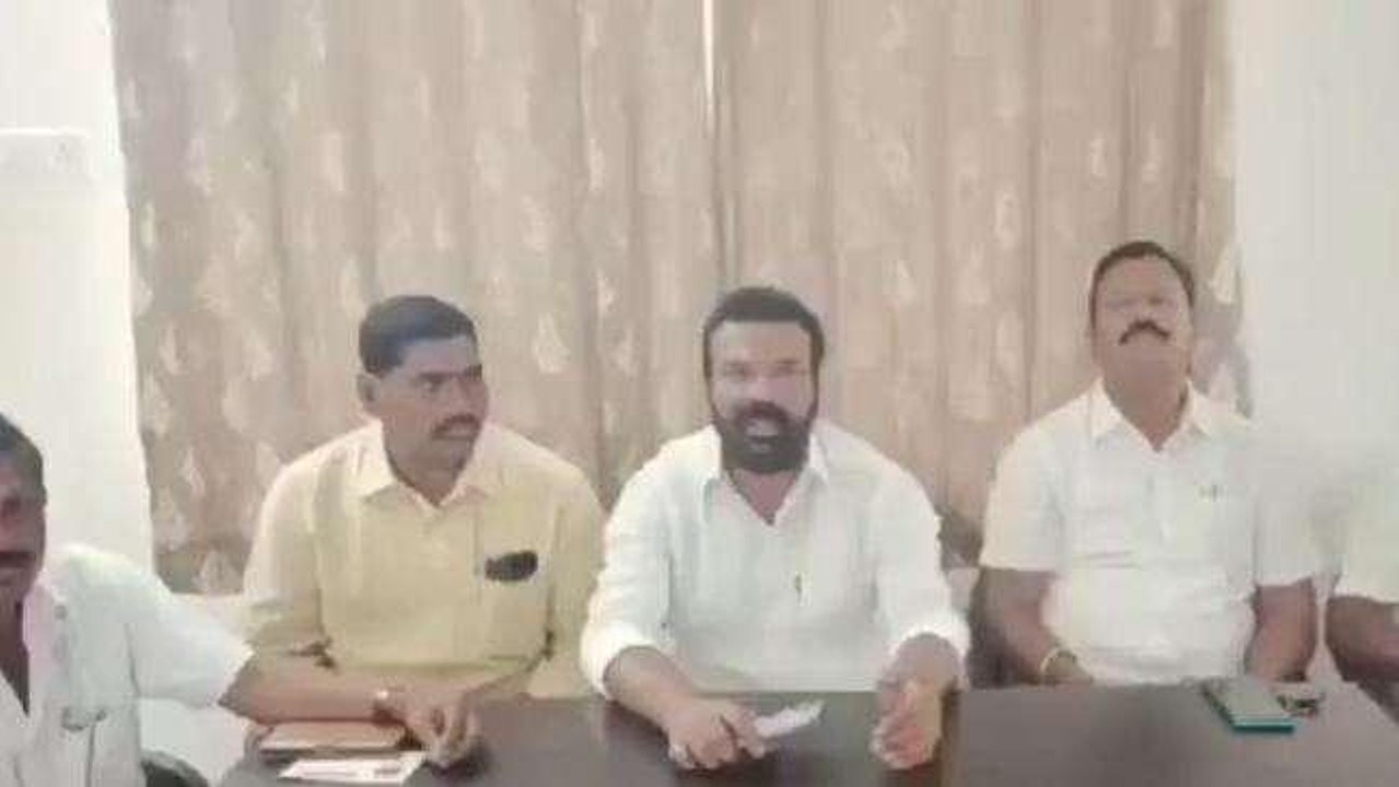 జనగామ: కురుమల ద్రోహి ముఖ్యమంత్రి కేసీఆర్