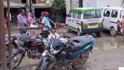 दरभंगा: DMCH में हल्की बारिश में कीचड़ से होकर जाने की मजबूर बीमार लोग, परिजनों में नाराजगी