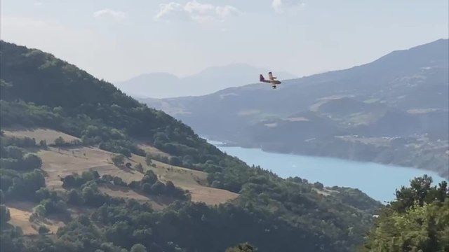 Hautes-Alpes : un feu de forêt menace le village de Crots, des maisons déjà détruites