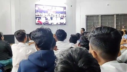 छात्रों ने अपने मोबाइल कैमरे में कैद किया एतिहासिक पल