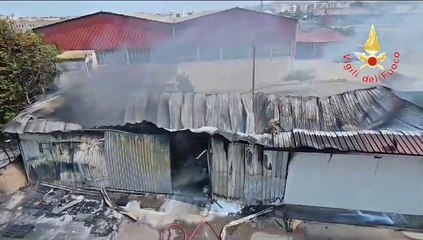 Crotone, incendio in un deposito di mezzi agricoli