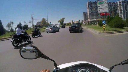Un couple de Motokurye se rend à la salle des mariages avec leurs motos