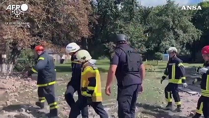 Tải video: Ucraina, drone russo su una scuola nella regione di Sumy: 4 morti