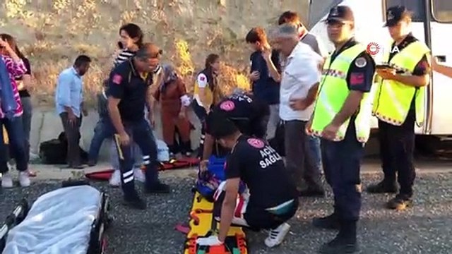 Elazığ'da lastiği patlayan midibüs su kanalına düştü, 13 kişi yaralandı