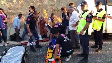 Elazığ'da lastiği patlayan midibüs su kanalına düştü, 13 kişi yaralandı