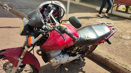 Forte colisão frontal entre carro e moto é registrada no Centro