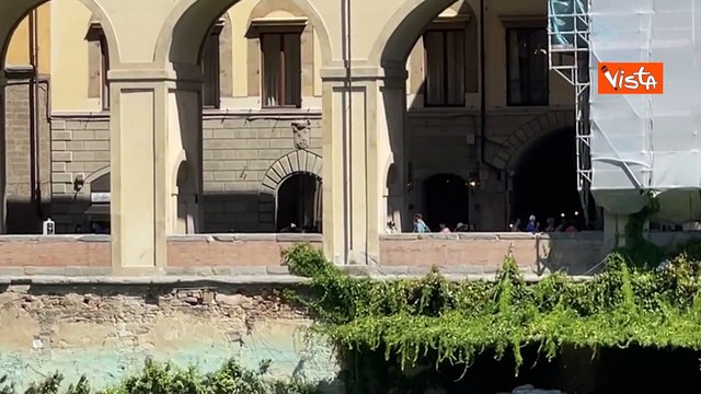 Le immagini del Corridoio Vasariano imbrattato a Firenze