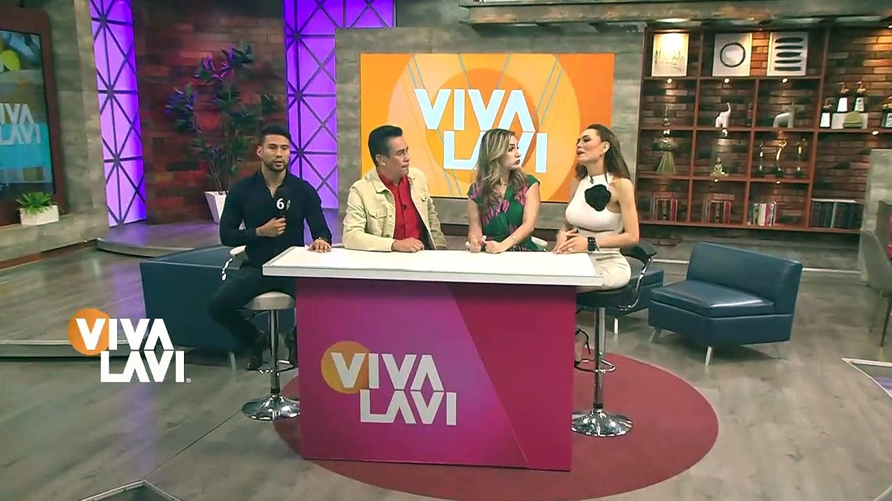 Personas ayudan a perrito a cruzar con bancos en una inundación