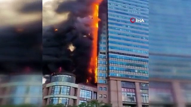 Un centre d'affaires a pris feu à Tianjin, en Chine