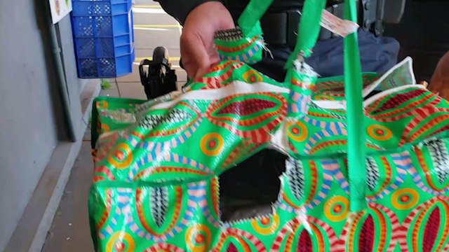 Jovens são detidos na rodoviária transportando bolsas carregadas com cigarros