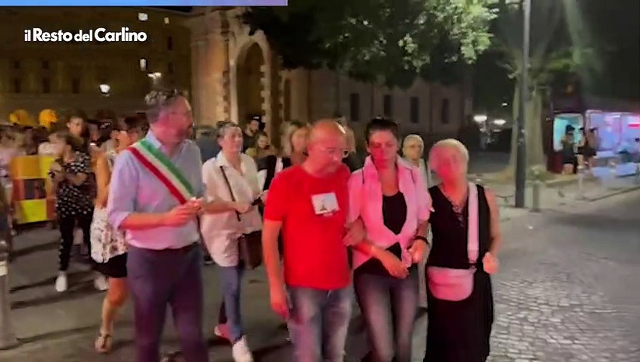 Centinaia di luci per Alessandra, una fiaccolata ricorda la donna uccisa dall'ex