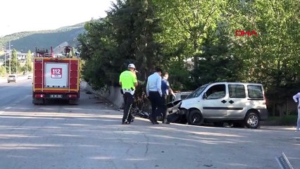 Un véhicule utilitaire léger s'est écrasé à Amasya : 2 grièvement et 3 blessés