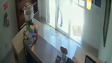 Ladrón se convierte en rehén dentro de tienda que intentaba robar