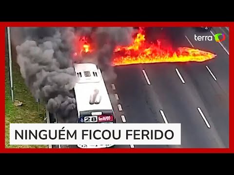 Ônibus pega fogo, e passageiros correm para escapar das chamas em Buenos Aires