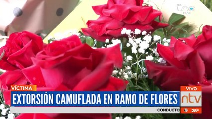 Mujer recibe una carta de extorsión en un ramo de flores
