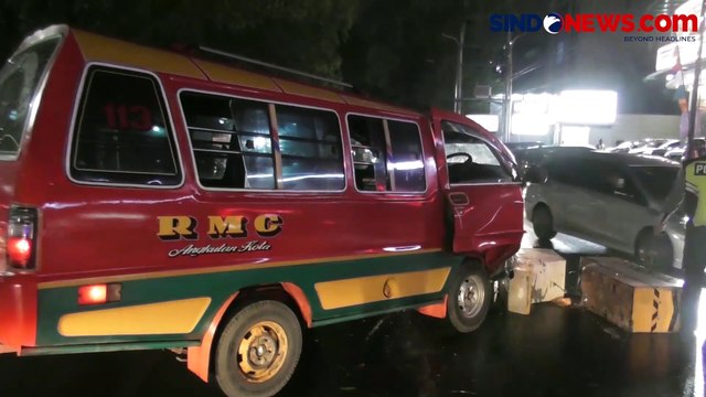 Tabrak Pembatas Jalan, Sopir Angkot Menangis di Pinggir Jalan Kota Medan