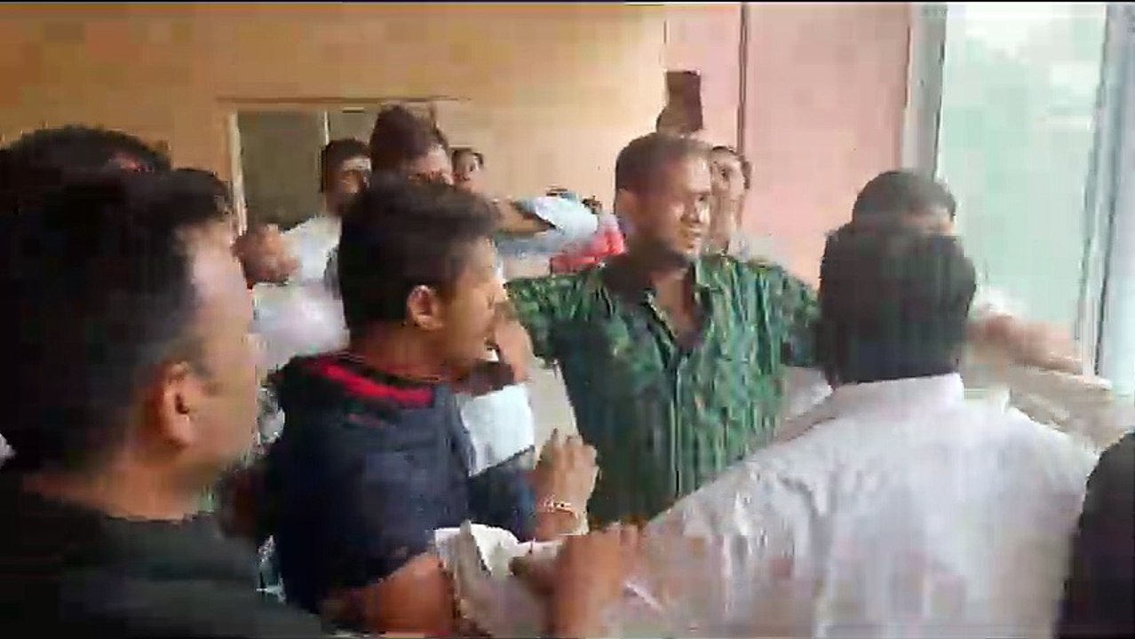 Congress: कांग्रेसियों में चले जमकर लात-घूंसे, मच गई अफरा-तफरी....
