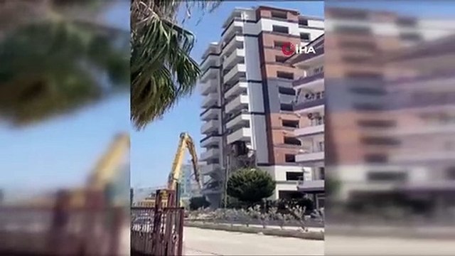 Depremin vurduğu Hatay'da kontrollü olarak yıkılan 13 katlı binanın yerle bir olduğu anlar cep telefonuyla görüntülendi