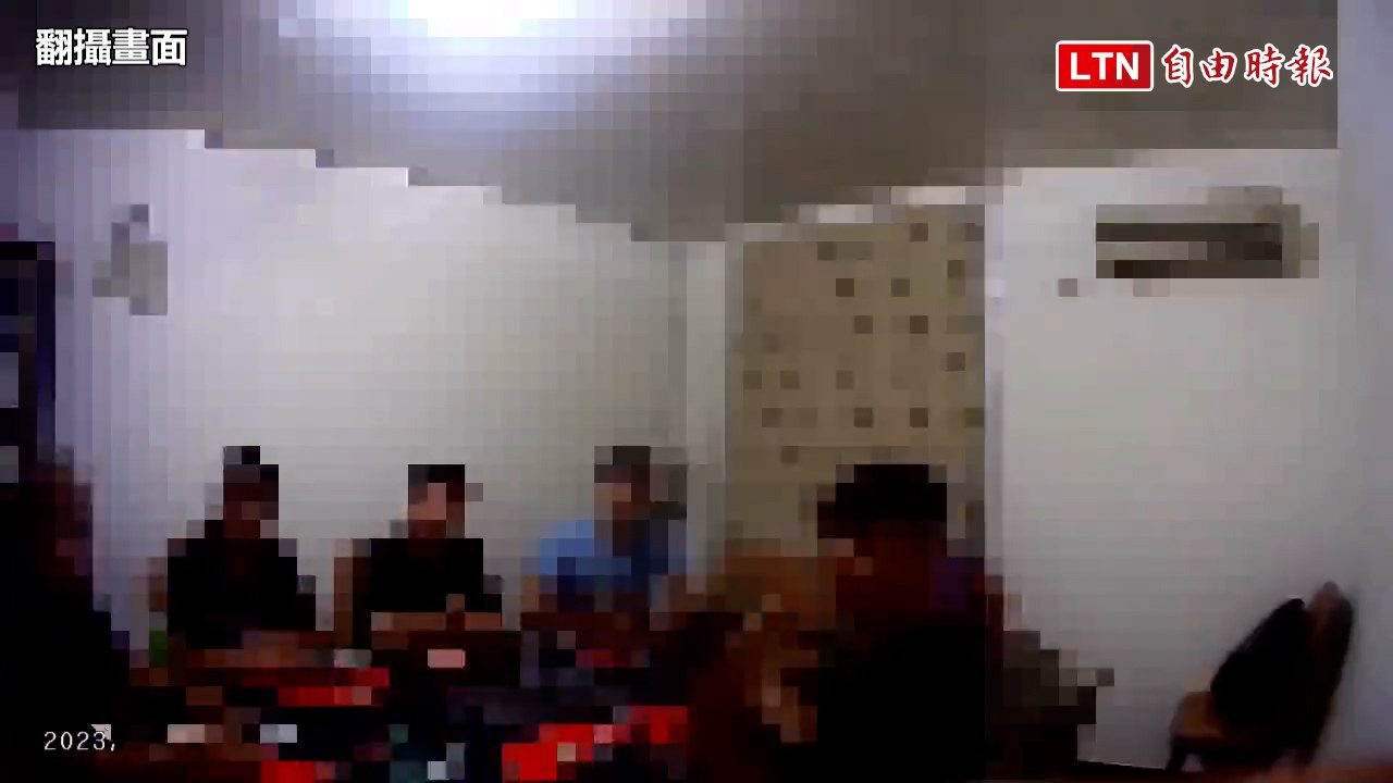 德州撲克賭場隱身菜市場 警攻堅逮7人扣賭資(翻攝畫面)