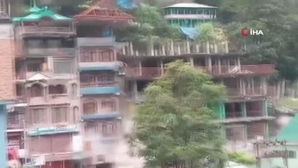 Hindistan'da şiddetli yağışlar sonucu toprak kayması: Çok sayıda bina gömüldü