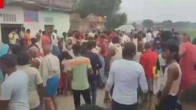 रफ्तार का कहर: स्कूल वैन की टक्कर से महिला की दर्दनाक मौत, लोगों ने किया सड़क पर हंगामा