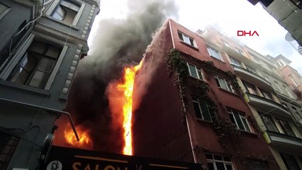 Beyoğlu’nda otel yangını paniği: Tahliye edildiler
