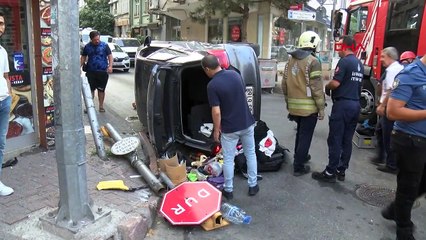 Kadıköy'de taksi ile otomobil çarpıştı: Yaralı var