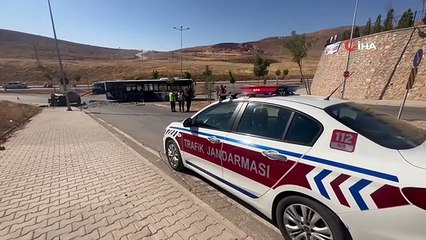 Elazığ'da cip ile şehir içi yolcu otobüsünün çarpışması sonucu 3 kişi yaralandı