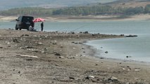 Sazlıdere Barajı kurudu; pikniğe gelenlerin aracı bataklığa saplandı