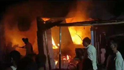 कटिहार: मनिहारी रेलवे मार्केट मे लभी भीषण आग, 3 दुकान से लाखों की संपत्ति जलकर राख