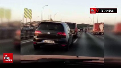 İstanbul'da trafikte araçlarıyla birbirini sıkıştıran sürücüler kamerada