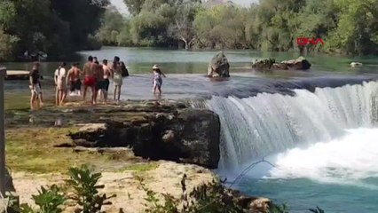 Manavgat Şelalesi'nde Tehlikeli Suya Atlama Olayları Devam Ediyor