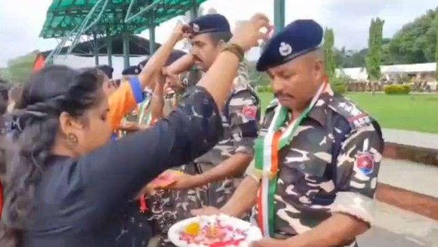 गोरखपुर: एसएसबी जवानों की कलाई पर बहनों ने बांधा रक्षा सूत्र, देखें वीडियो