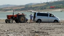 Sazlıdere Barajı kurudu; pikniğe gelenlerin aracı bataklığa saplandı