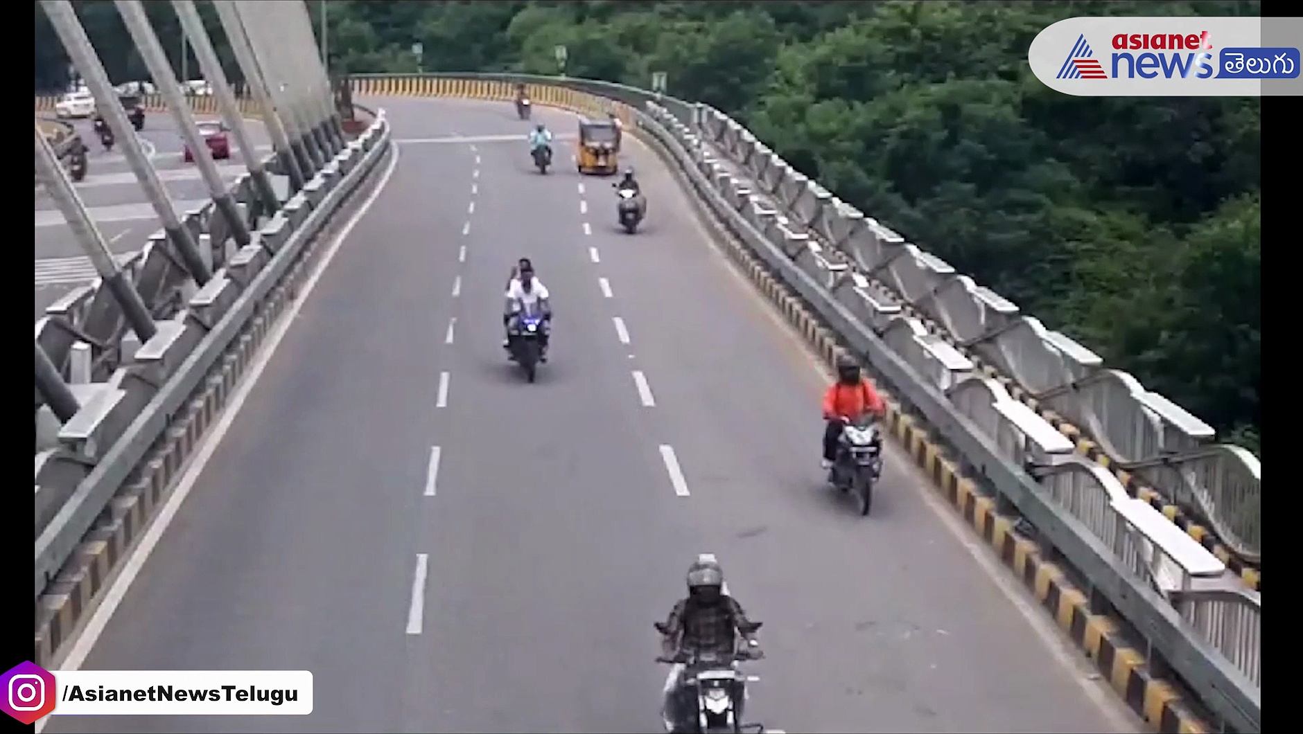 హైదరాబాద్ కేబుల్ బ్రిడ్జిపై ప్రమాదం... ఆటో ఎంత విచిత్రంగా బోల్తాపడిందో చూడండి..!
