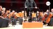 Concerto di musica classica: un dettaglio sul palco fa ridere il pubblico (Video)