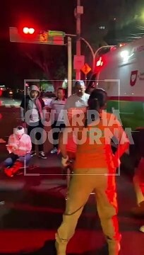 #Preliminar Una confusión vial sería la causa por la que un par de motocicletas sufrieran un percance y resultaran lesionadas #GuardiaNocturna