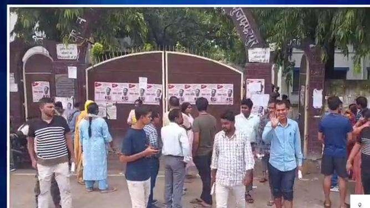 मुजफ्फरपुर: BPSC शिक्षक भर्ती परीक्षा के प्रश्नपत्र देख भड़के अभ्यर्थी, देखिए क्या बोले