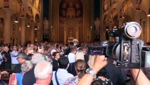 Funerali Toto Cutugno a Milano, l'arrivo del feretro nella basilica dei Santi Nereo e Achilleo