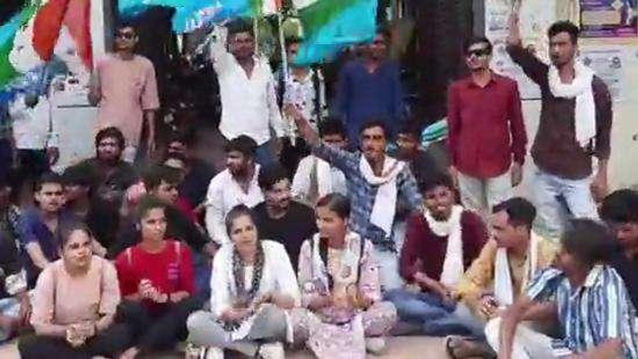 छतरपुर: प्राचार्य के तानाशाही रवैया के विरोध में NSUI का प्रदर्शन, देखिए क्या है मांग