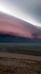 L'impressionnante arrivée de l'orage et de son arcus en Normandie